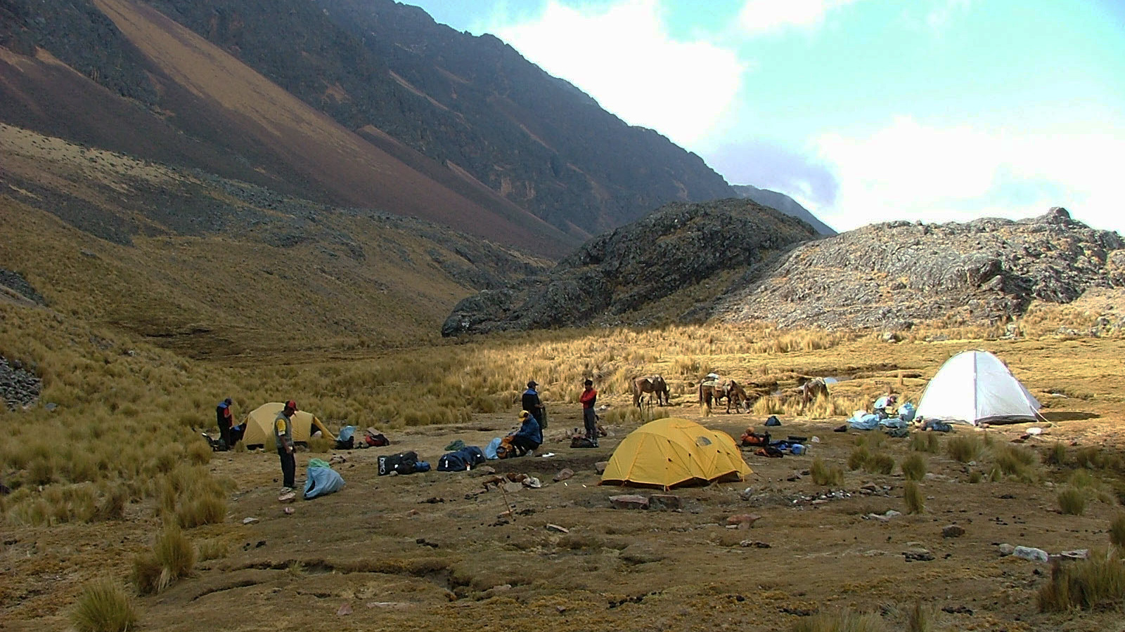 base camp AGUAS CALIENTES O HUILA KHOTA.